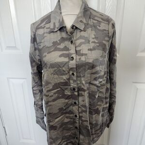 Torrid Size 00 (M/L) Long Sleeve Button Down Gray Camo Print Top